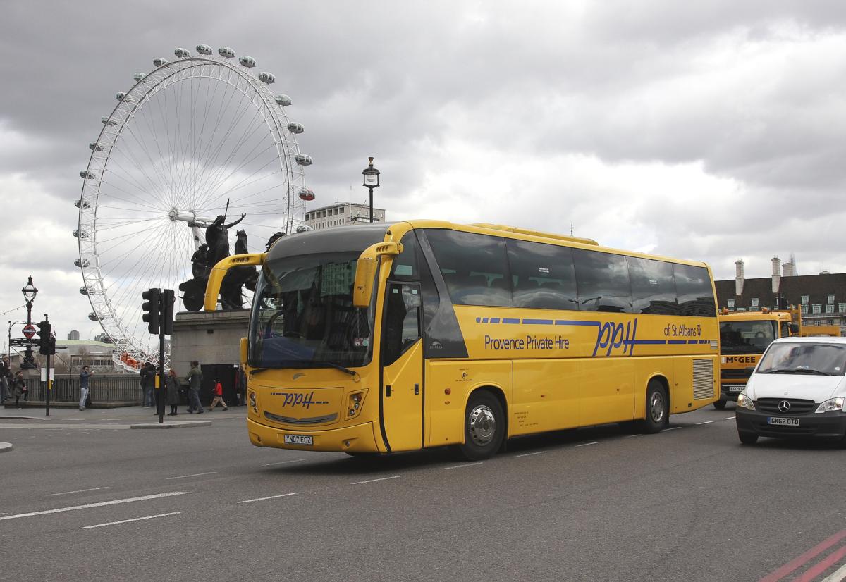 Ein mir vom Typ her unbekannter Reisebus ist hier am 13.3.2014 in London vor dem bekannten  EYE  unterwegs.