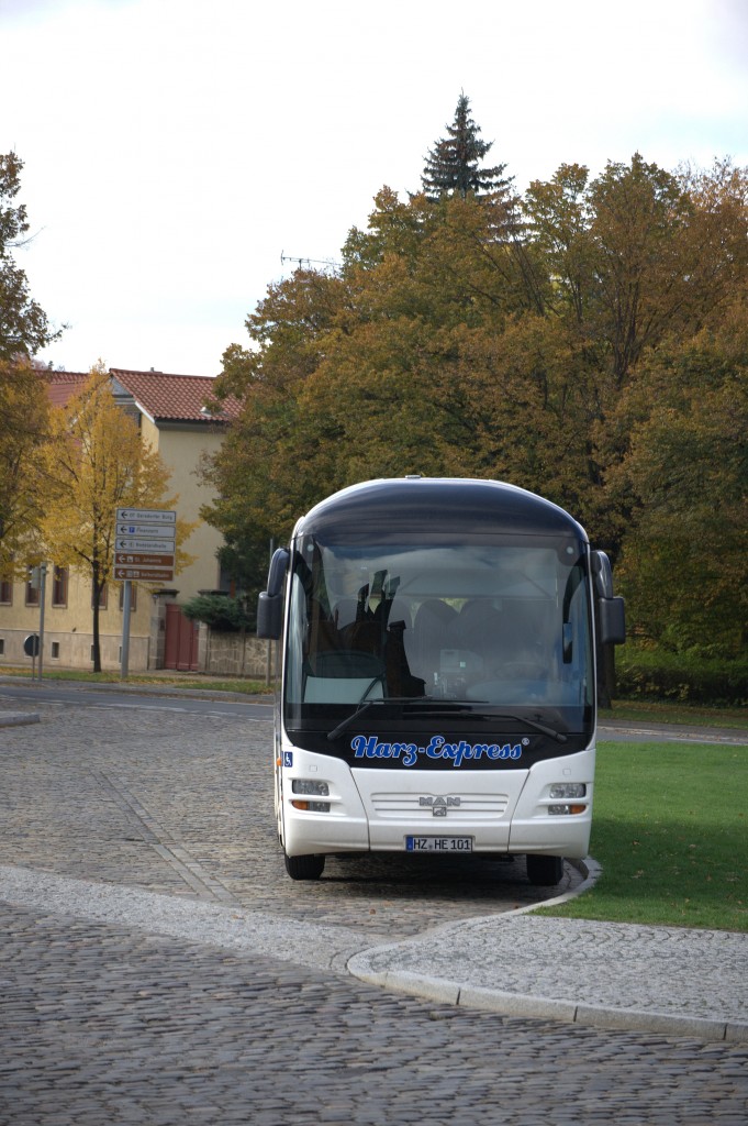 Ein moderner MAN Bus ist hier fr die HVB unterwegs auf der Linie Wernigerode - Blankenburg - Quedlinburg.Auf die nchtste Fahrt in Quedlinburg wartend.
13.10.2013 12:57 Uhr.