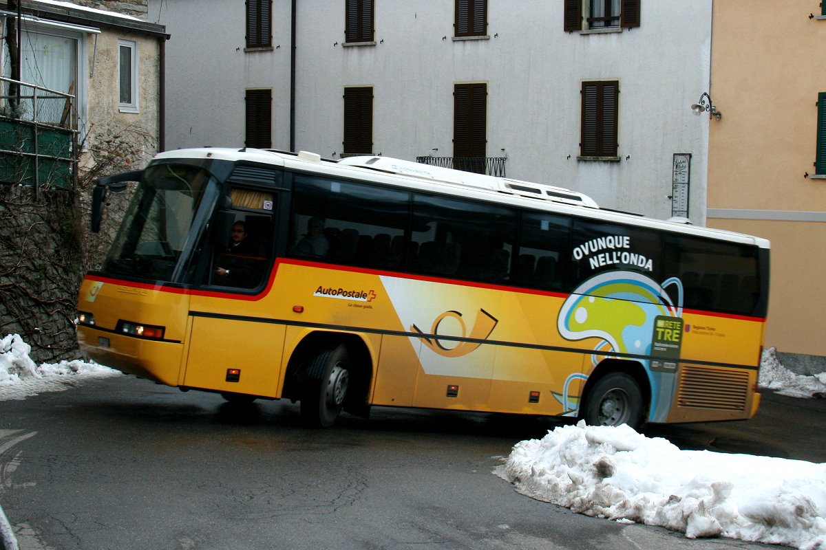 Ein Neoplan 312K Postauto auf dem Kurs 62.423 Miglieglia - Lamone in Breno; 24.01.2015
