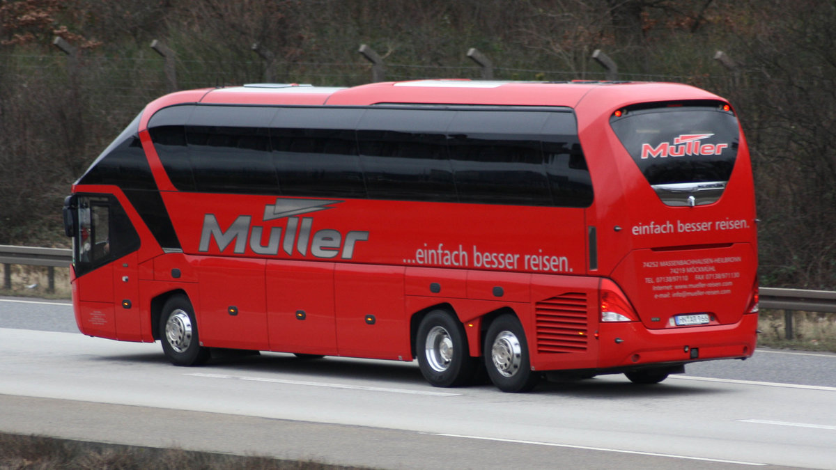 Ein Neoplan Cityliner von Müller Reisen auf der A5 am Frankfurter Flughafen. | Januar 2018