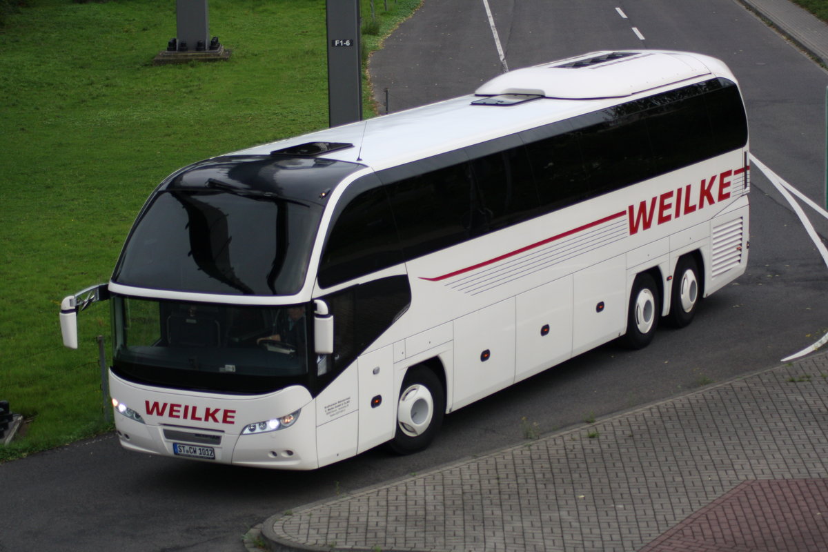 Ein Neoplan Cityliner von 'Weilke' am Düsseldorfer Flughafen.
