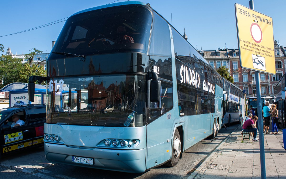 Ein Neoplan Skyliner von 'SINDBAD eurobus' mit der Wagennummer 612 in Opole Główne (Hauptbahnhof). Normalerweise sind ja die Busse weiß/grau vom Unternehmen. Dieses Meeresblau sieht schon schick aus, meiner Meinung nach. | Juli 2018