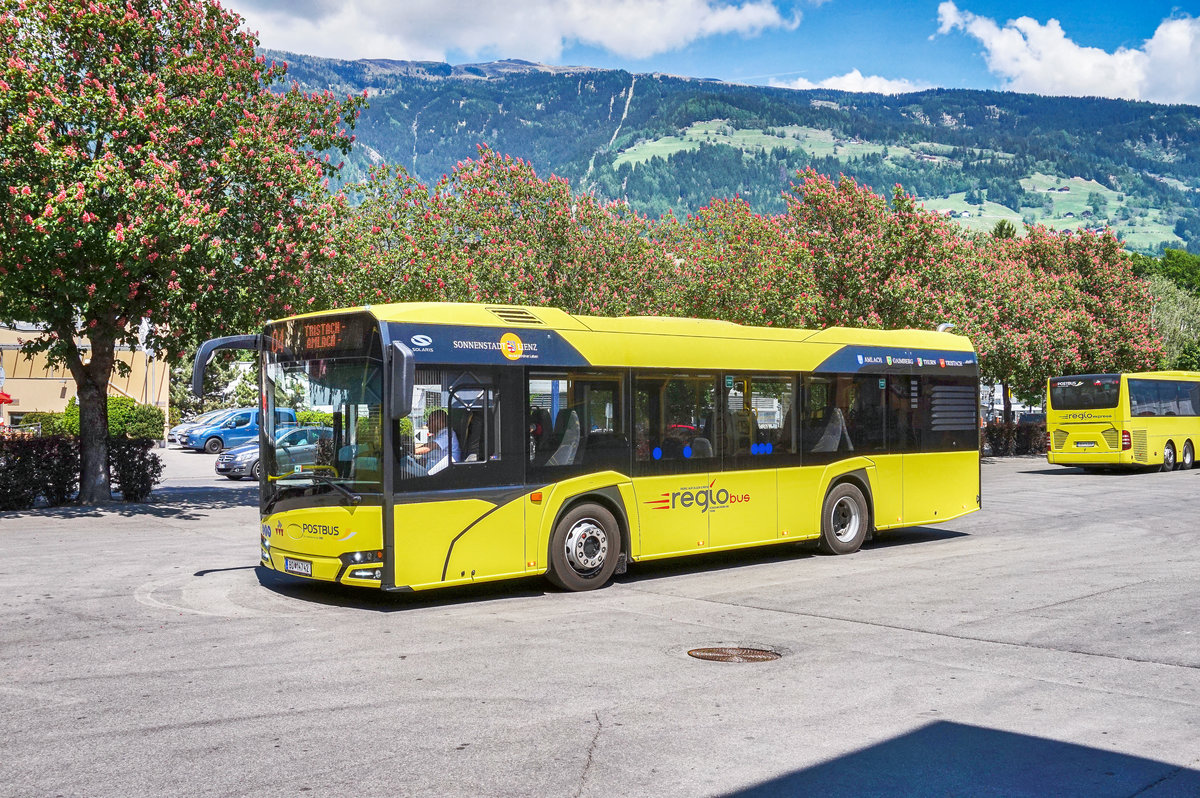 Ein New SOLARIS Urbino 10,5 von POSTBUS, hält am 18.5.2017 an Haltestelle Lienz Bahnhof.
Unterwegs war der Bus auf der Linie 4 (Lienz Bahnhof - Tristach - Amlach - Lienz Bahnhof).