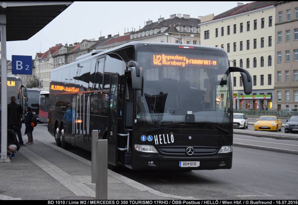 Ein ÖBB-Postbus (Wien) der HELLÖ Fernbusflotte steht am Internationalen Busterminal Wien Hbf.