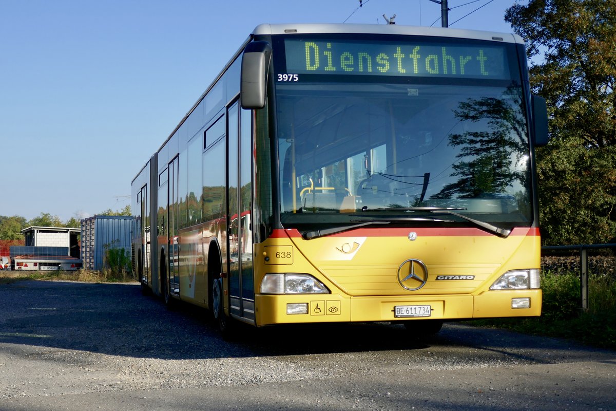 Ein PostAuto Citaro I Gelenkbus am 20.9.18 bei der Garage Klopfstein Laupen parkiert.