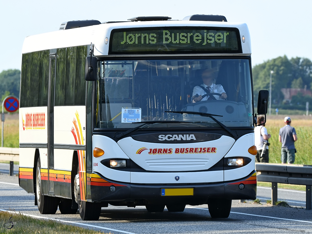 Ein Scania-Bus der Firma Jørns Busrejser Anfang Juni 2018 auf einer Landstraße bei Aalborg.