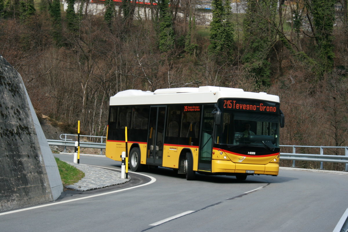 Ein Scania-Hess Postauto auf dem Kurs 62.215 Rossa-Grono in der letzen 180° Kehre vor Grono; 15.03.2014