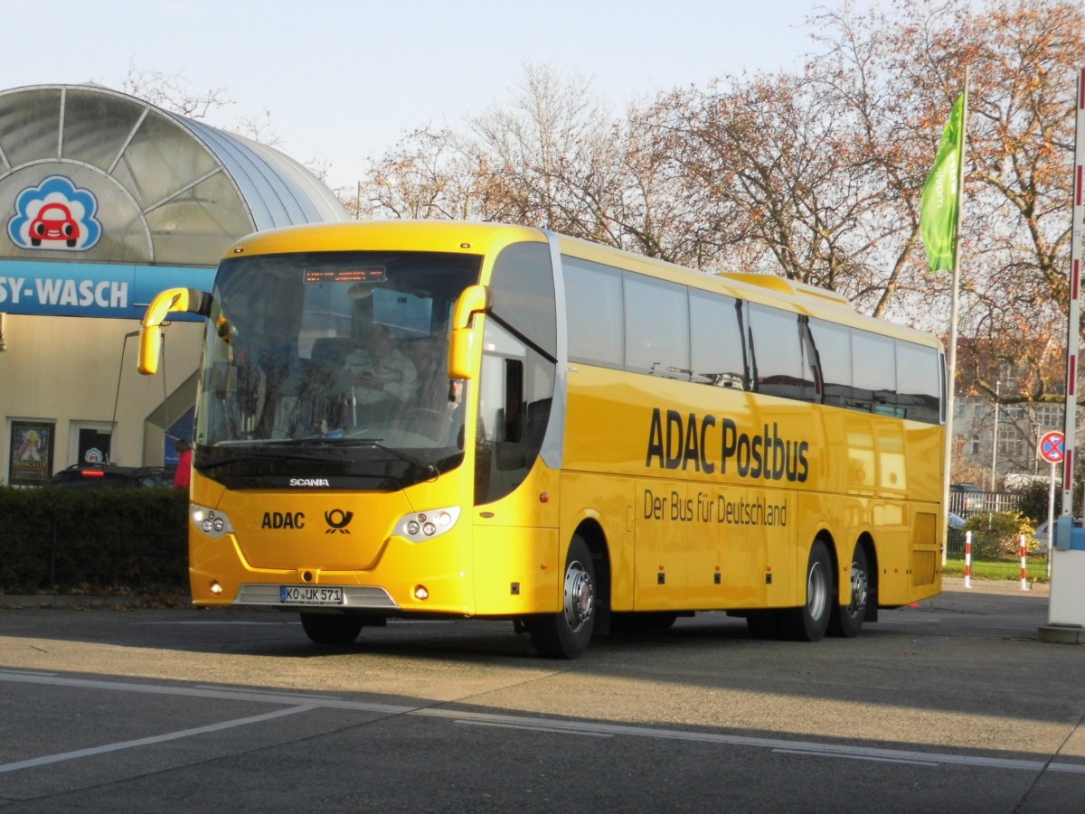Ein Scania OmniExpress 360 von ADAC Postbus am Berliner ZOB, 23.11.14
