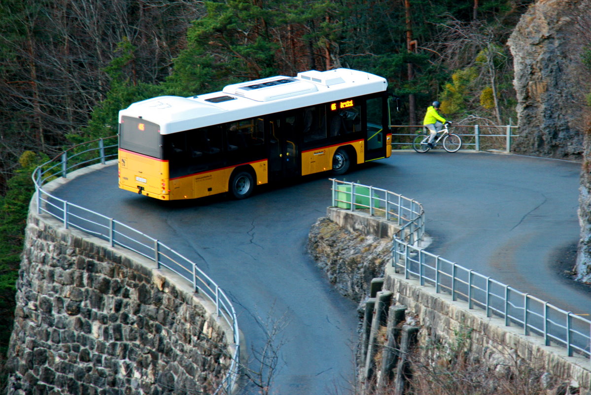 Ein Scania/Hess K320 UB Postauto auf dem Kurs 60.405 Altdorf - Isental - Seilbahn St. Jakob oberhalb von Isleten; 10.01.2015