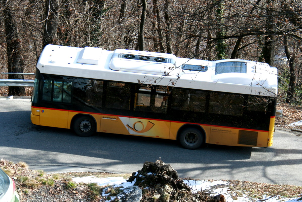 Ein Scania/Hess K320 UB Postauto auf dem Kurs 62.423 Lamone - Miglieglia auf der steilen Serpentinenauffahrt nach Mugena. Mit bis zu 22% Steigung ist es eine der steilsten Bergposstrassen der Schweiz. Ein großer Dank geht an Luca Devecchi für den Tip;-); 31.01.2015