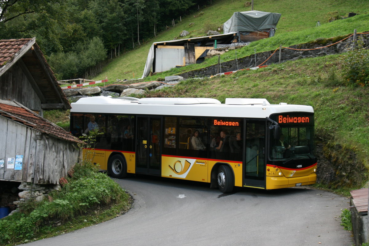 Ein Scania/Hess K320UB Postauto auf dem Kurs 31.164 Schwarzwaldalp - Meiringen (Rosenlaui-Linie) oberhalb von Kaltenbrunnen; 19.09.2015