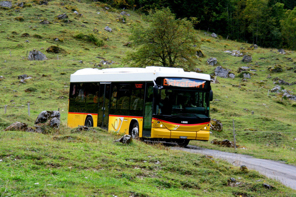 Ein Scania/Hess K320UB Postauto auf dem Kurs 31.164 Grindelwald - Schwarzwaldalp - Meiringen (Rosenlaui-Linie) zwischen der Großen Scheidegg und Schwarzwaldalp; 19.09.2015