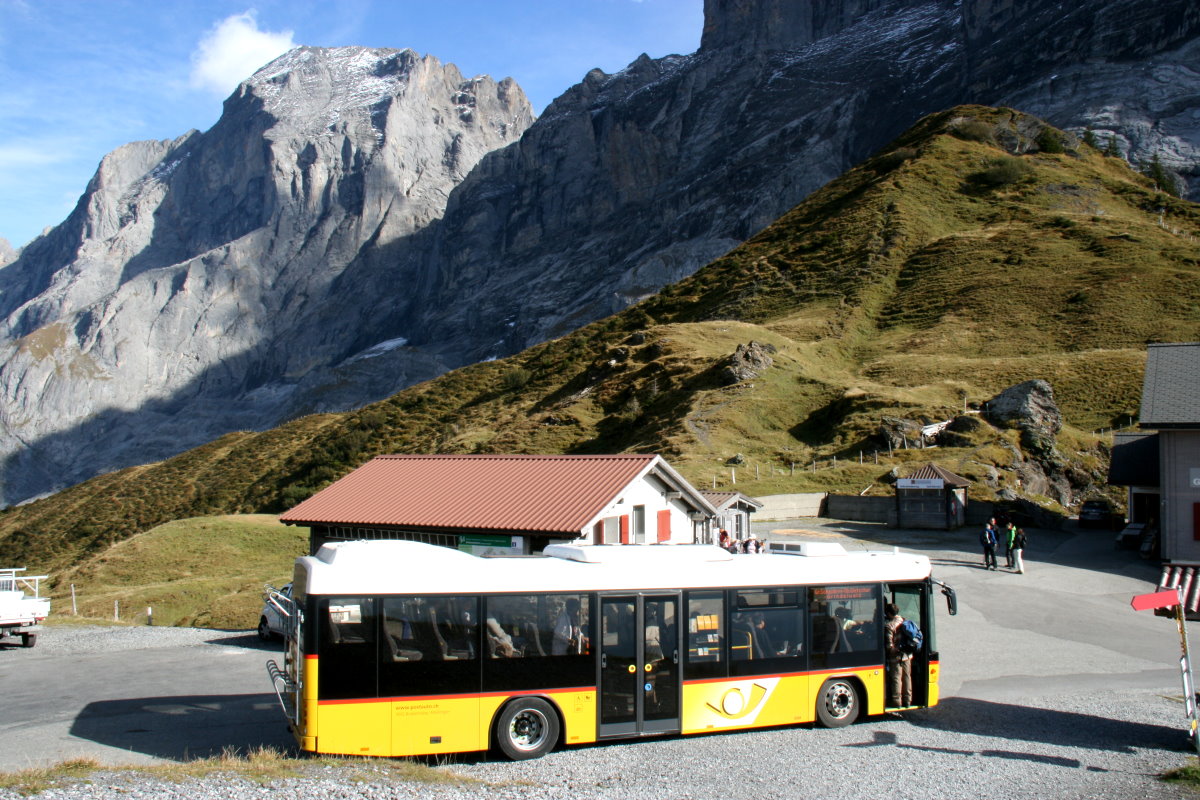 Ein Scania/Hess K320UB Postauto auf dem Kurs 31.164 Meiringen - Schwarzwaldalp - Grindelwald (Rosenlaui-Linie) in knapp 2000 m Höhe an der Station Große Scheidegg; 03.10.2015