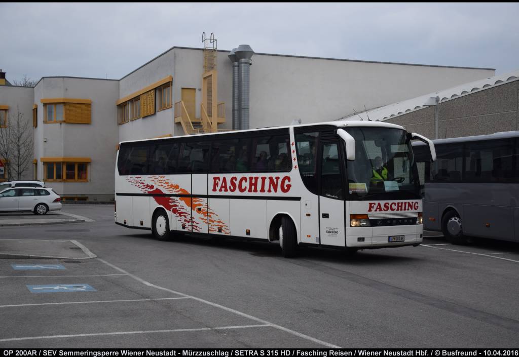 Ein SETRA S 315 HD von Fasching Reisen, aufgenommen in Wiener Neustadt.