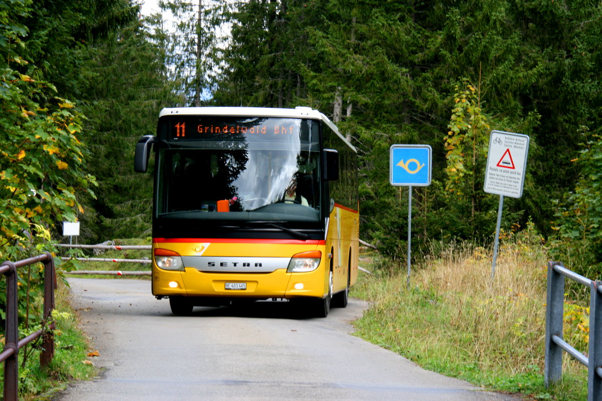 Ein Setra S 412 UL Postauto auf dem Kurs 31.164 Meiringen - Schwarzwaldalp - Grindelwald (Rosenlaui-Linie) am Ende der ausgeschilderten Bergpoststrasse an der Schwarzwaldalp; 19.09.2015