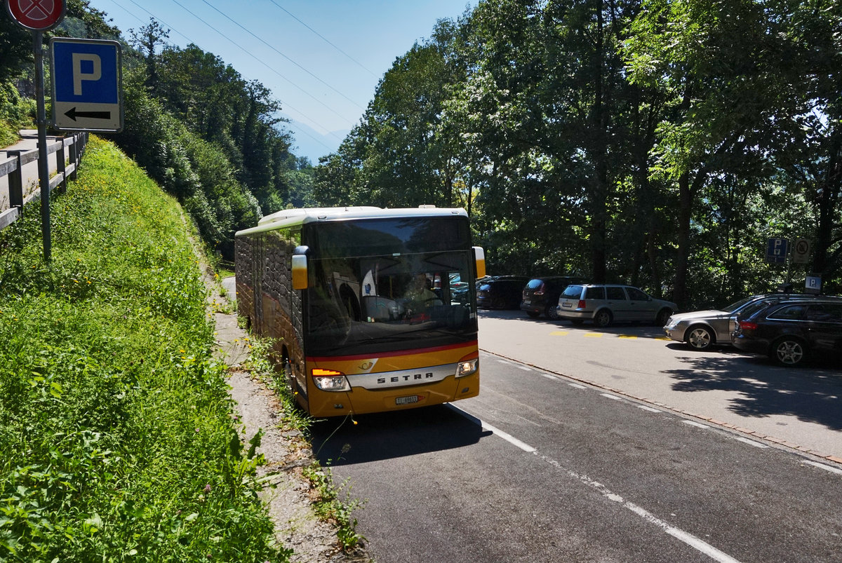 Ein SETRA S 412 UL von PostAuto, unterwegs auf der Linie 62.321 als Kurs 65 (Locarno, Via della Pace - Sonogno).
Aufgenommen am 20.7.2016, bei der Haltestelle Diga Verzasca.