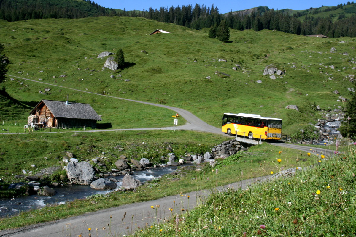 Ein Setra S 412 UL Postauto auf dem Kurs 31.164 Meiringen - Schwarzwaldalp - Grindelwald (Rosenlaui-Linie) auf dem Weg von der Schwarzwaldalp zur Grossen Scheidegg; 07.08.2016