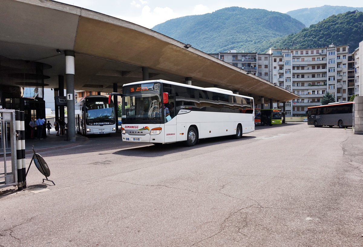 Ein SETRA S 415 H von Domanegg-Reisen, unterwegs als Linie 156 (Bolzano, Autostazione/Bozen, Busbahnhof - Bivio Avigna/Abzweigung Afing).
Aufgenommen am 8.7.2016, bei der Ausfahrt aus der Haltestelle Bolzano, Autostazione/Bozen, Busbahnhof.