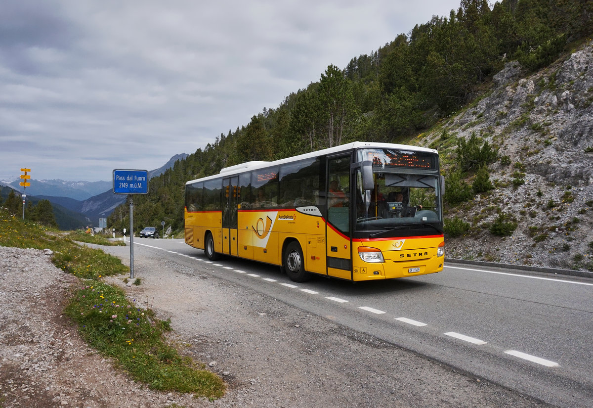 Ein SETRA S 415 H von PostAuto, überquert soeben den Pass dal Fuorn (Ofenpass).
Der Bus war unterwegs auf der Linie 90.811 über den Ofenpass, als Kurs 107 (Zernez, staziun - Meran, Bahnhof/Merano, stazione).
Der Kurs 107 trägt den Namen  Engadin–Meran-Linie  und ist der einzige Expresskurs der Linie 90.811.
Aufgenommen am 22.7.2016 nahe der Haltestelle Süsom Givè (Passhöhe).