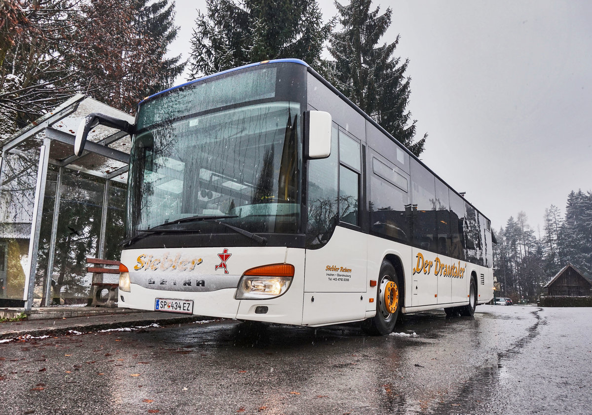 Ein Setra S 415 NF von Siebler Reisen, an der Haltestelle Greifenburg Gemeindeamt.
Unterwegs war der Bus auf der Kfl. 5021 als Kurs 11 (Oberdrauburg Bahnhof - Gerlamoos).
Aufgenommen am 11.11.2016.
