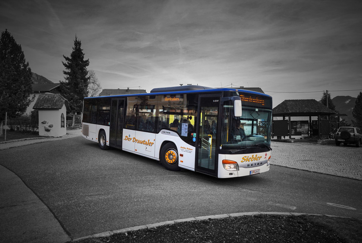 Ein Setra S 415 NF von Siebler Reisen, fährt am 17.11.2016 nahe der Haltestelle Berg im Drautal Mehrzweckhaus vorüber.
Unterwegs war der Bus auf der Kfl. 5021, als Kurs 29 (Steinfeld im Drautal Volksschule - Oberdrauburg Bahnhof).