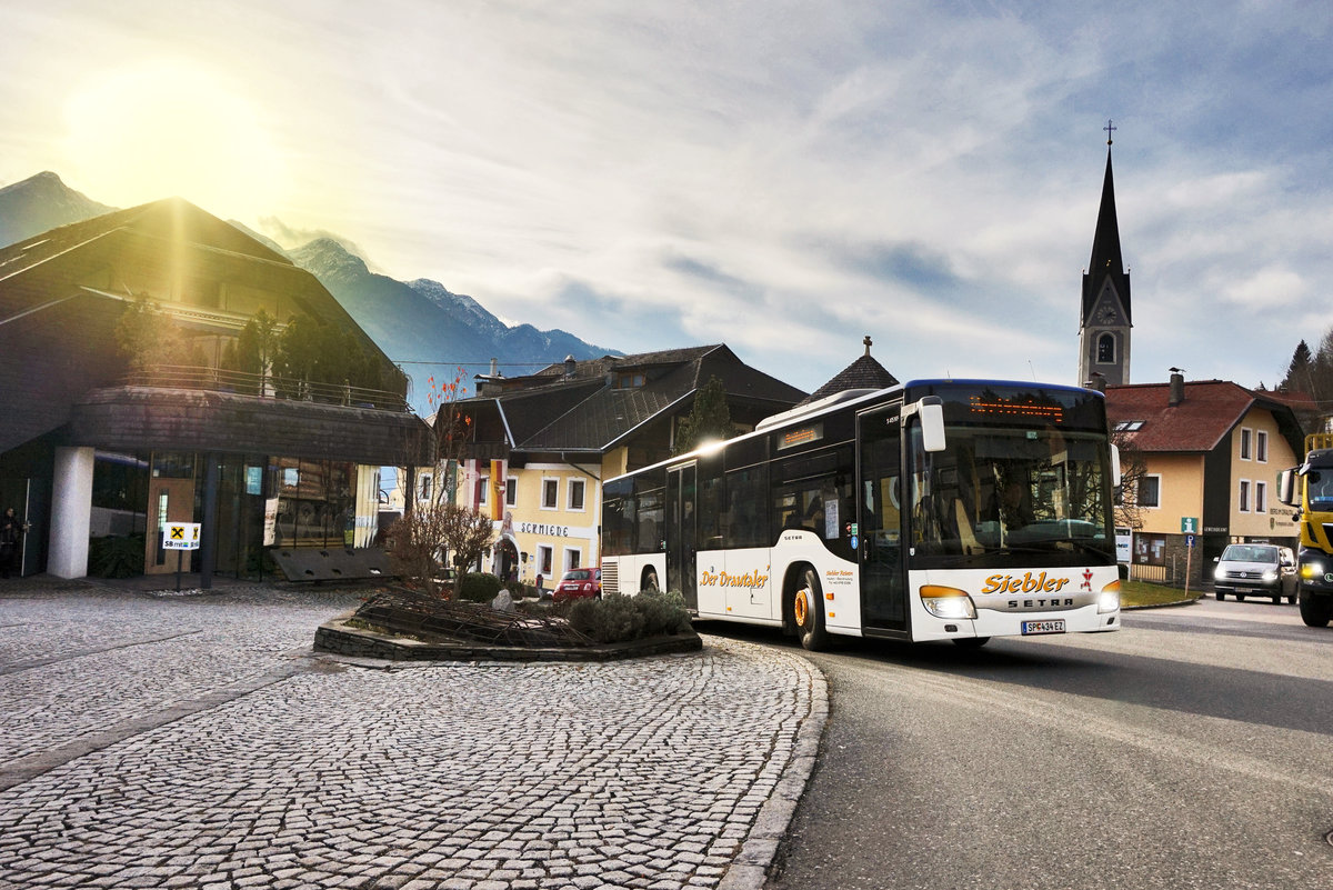 Ein Setra S 415 NF von Siebler Reisen, aufgenommen nahe der Haltestelle Berg im Drautal Mehrzweckhaus.
Unterwegs war der Bus auf der Kfl. 5021 als Kurs 11 (Oberdrauburg Bahnhof - Gerlamoos). Aufgenommen am 24.11.2016.