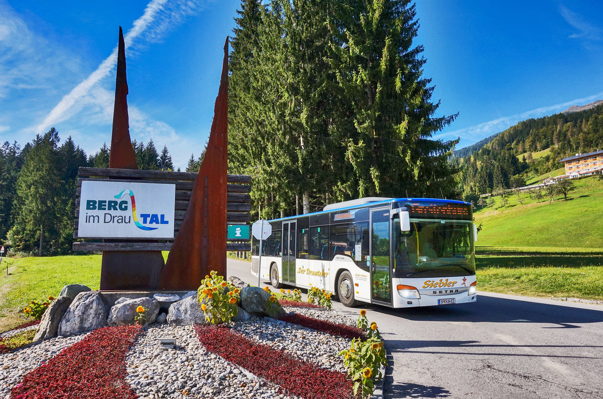 Ein Setra S 415 NF von Siebler Reisen, aufgenommen bei der Ortseinfahrt von Berg im Drautal. 
Unterwegs war der Bus auf der Kfl. 5021 als Kurs 11 (Oberdrauburg Bahnhof - Gerlamoos). 
Aufgenommen am 29.9.2016.