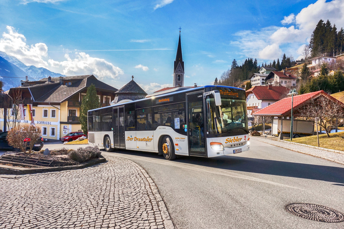 Ein Setra S 415 NF von Siebler Reisen, aufgenommen am 2.3.2017, nahe der Haltestelle Berg im Drautal Mehrzweckhaus.
Unterwegs war der Bus auf der Kfl. 5021 als Kurs 11 (Oberdrauburg Bahnhof - Gerlamoos).