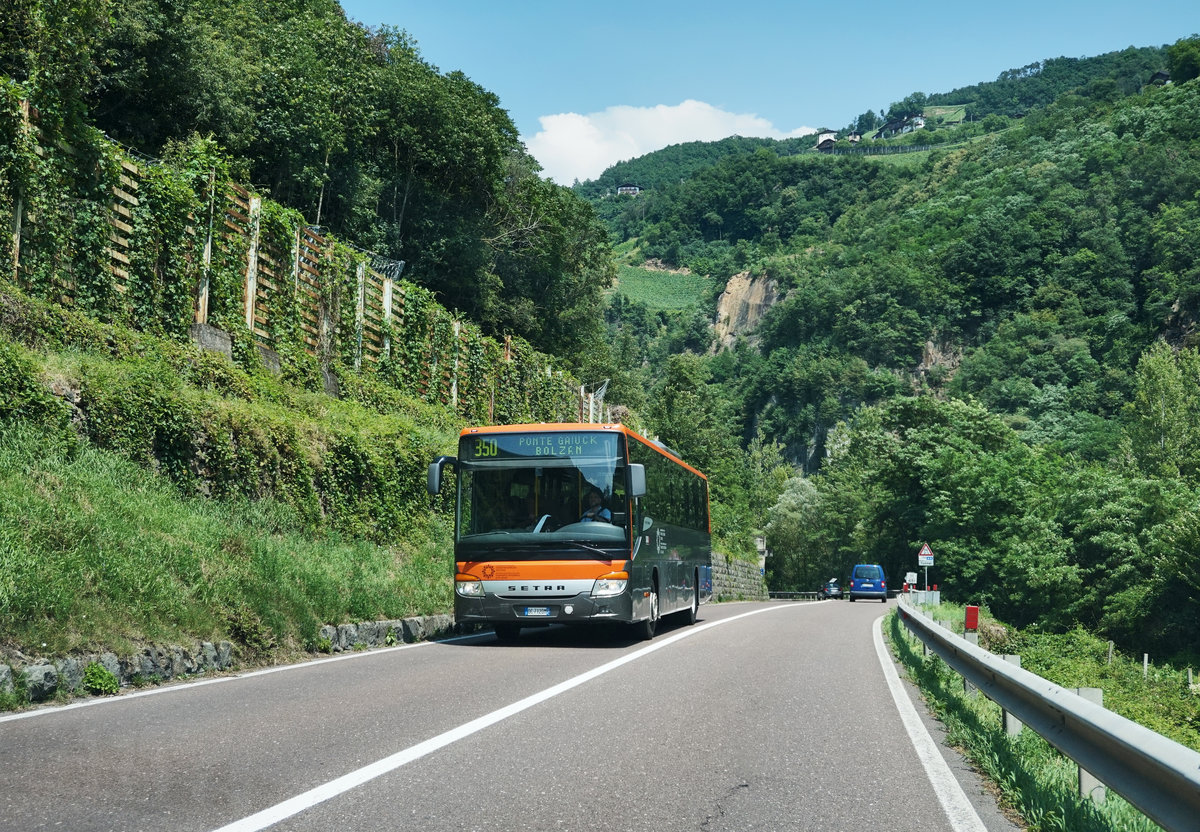 Ein SETRA S 415 UL der SAD, unterwegs als Linie 350 (Selva, Plan/Wolkenstein, Plan/Sëlva, Plan - Bolzano, Autostazione/Bozen, Busbahnhof).
Aufgenommen am 8.7.2016, nahe der Haltestelle Campodazzo/Atzwang.