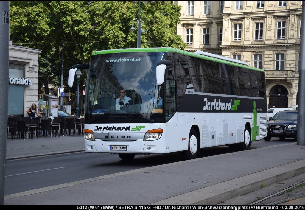 Ein SETRA S 415GT-HD im neuen Dr. Richard Design unterwegs in der Wiener Innenstadt.