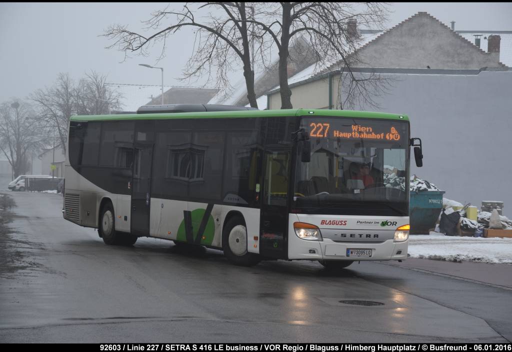 Ein SETRA S 416 LE Business der Fa. Blaguss Reisen (Wien) ist unterwegs auf der Linie 227 in Himberg Richtung Wien.
