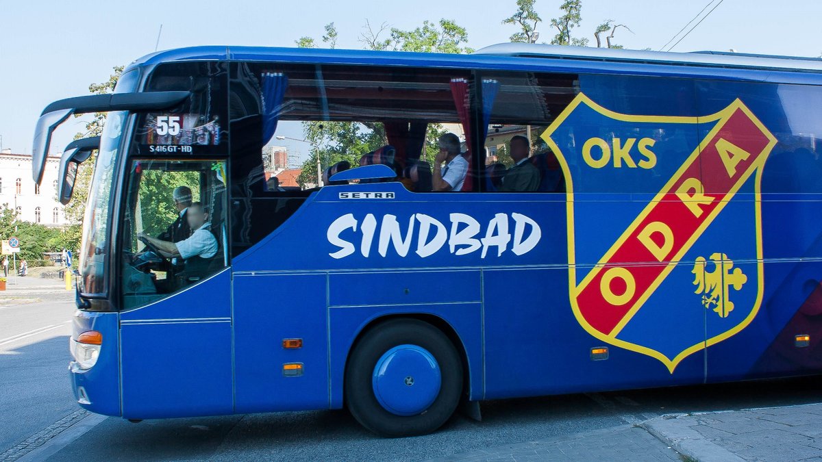 Ein Setra S416GT-HD von 'Sindbad eurobus' mit der Wagennummer 55 (OKS ODRA OPOLE - Lackierung) in Opole Główne (Hauptbahnhof). | Juli 2018