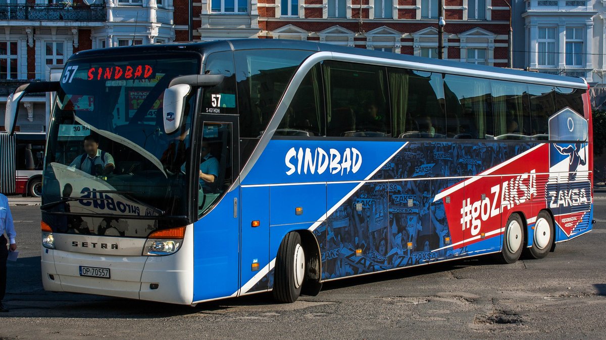 Ein Setra S417 HDH von 'SINDBAD eurobus' mit der Wagennummer 57 ( ZAKSA OPOLE - Lackierung ~ #goZAKSA ) in Opole Główne (Hauptbahnhof). | Juli 2018