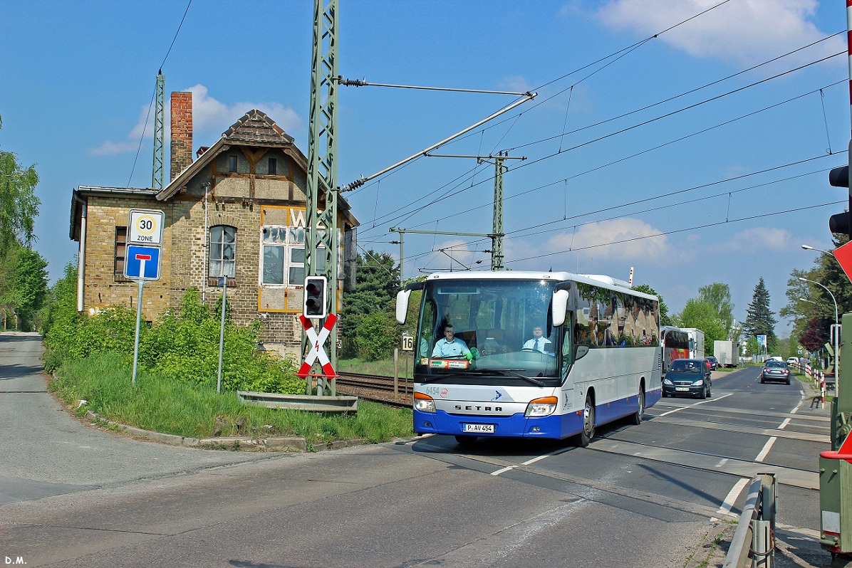 Ein Setra S4xx von Havelbus. Aufgenommen am Bahnbübergang in Werder (Havel). 25.04.2014