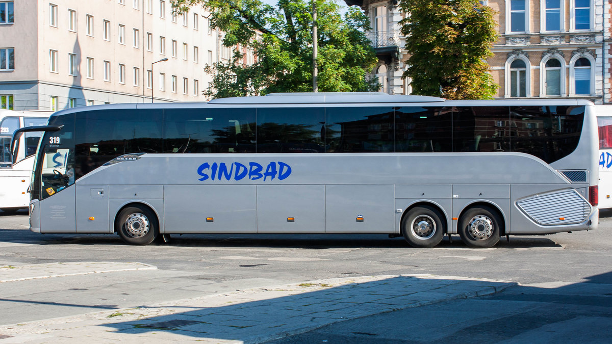 Ein Setra S517HD von 'SINDBAD eurobus' mit der Wagennummer 319 in Opole Główne (Hauptbahnhof). Auch interessant ist, dass dort die Ergänzung 'eurobus' fehlt. | Juli 2018