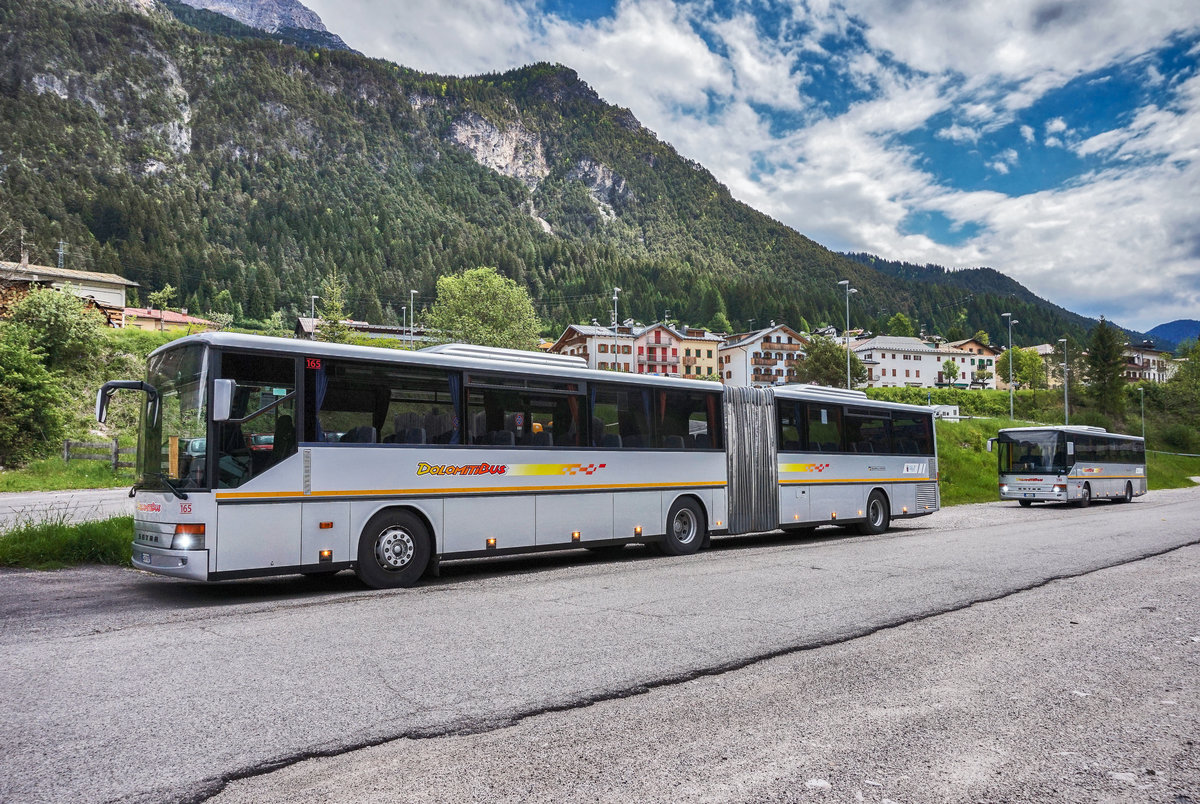 Ein SETRA SG 321 UL und ein SETRA S 315 UL von DolomitiBus, stehen am 21.5.2017 in Auronzo.