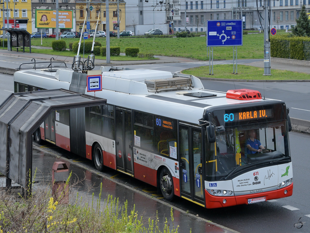 Ein Skoda Solaris 27 Tr Trolleybus wartet an einer Haltestelle im Tschechischen Usti nad Labem. (April 2017)