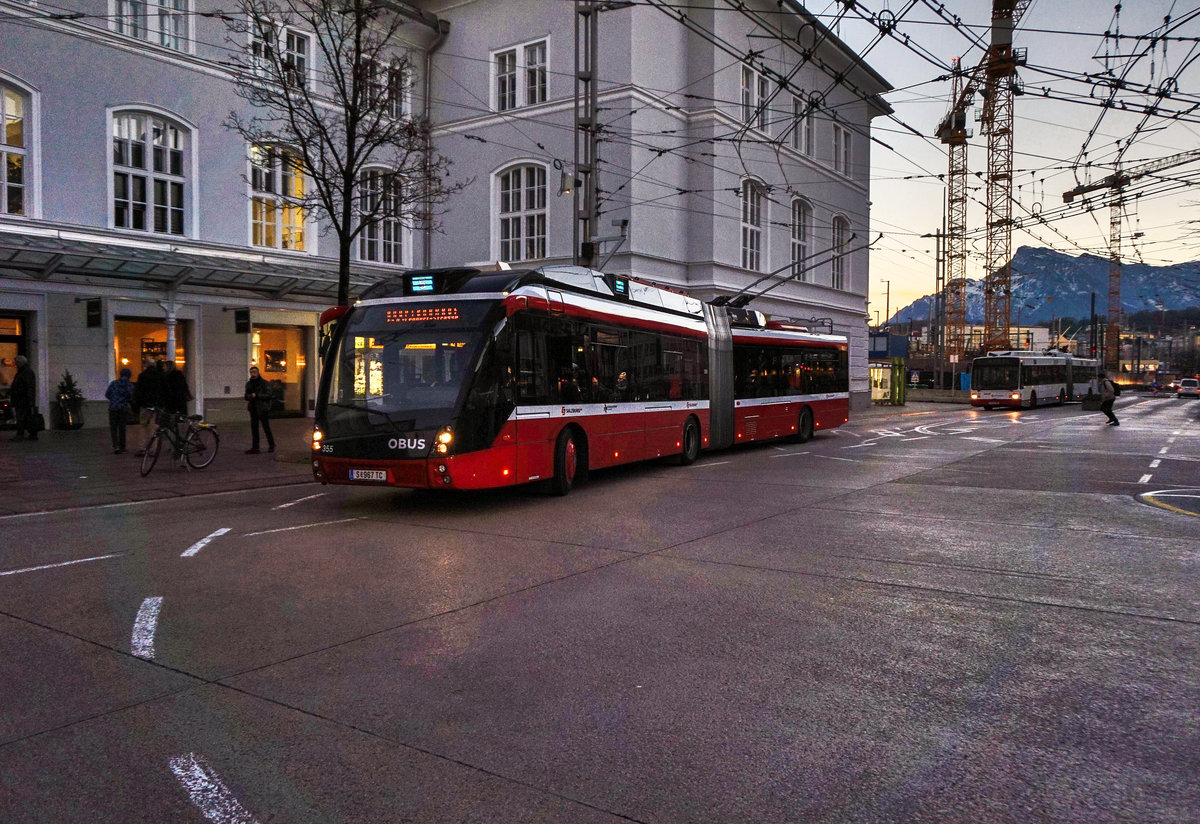 Ein SOLARIS Trollino 18 MetroStyle der SLB, fährt als Linie 2 (Birkensiedlung - Fanny von Lehnert Straße), in die Haltestelle Salzburg Hauptbahnhof ein.
Aufgenommen am 10.12.2016.