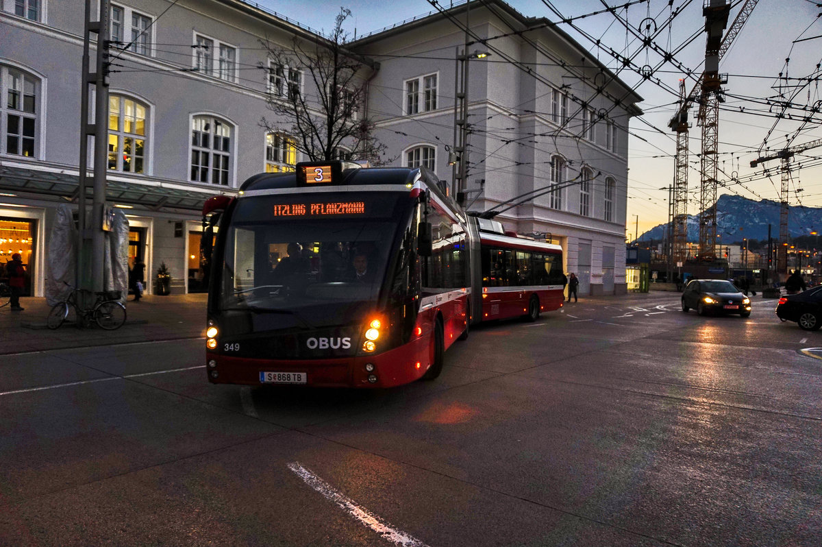 Ein SOLARIS Trollino 18 MetroStyle der SLB, fährt als Linie 2 (Salzburg Süd - Itzling Pflanzmann), in die Haltestelle Salzburg Hauptbahnhof ein.
Aufgenommen am 10.12.2016.