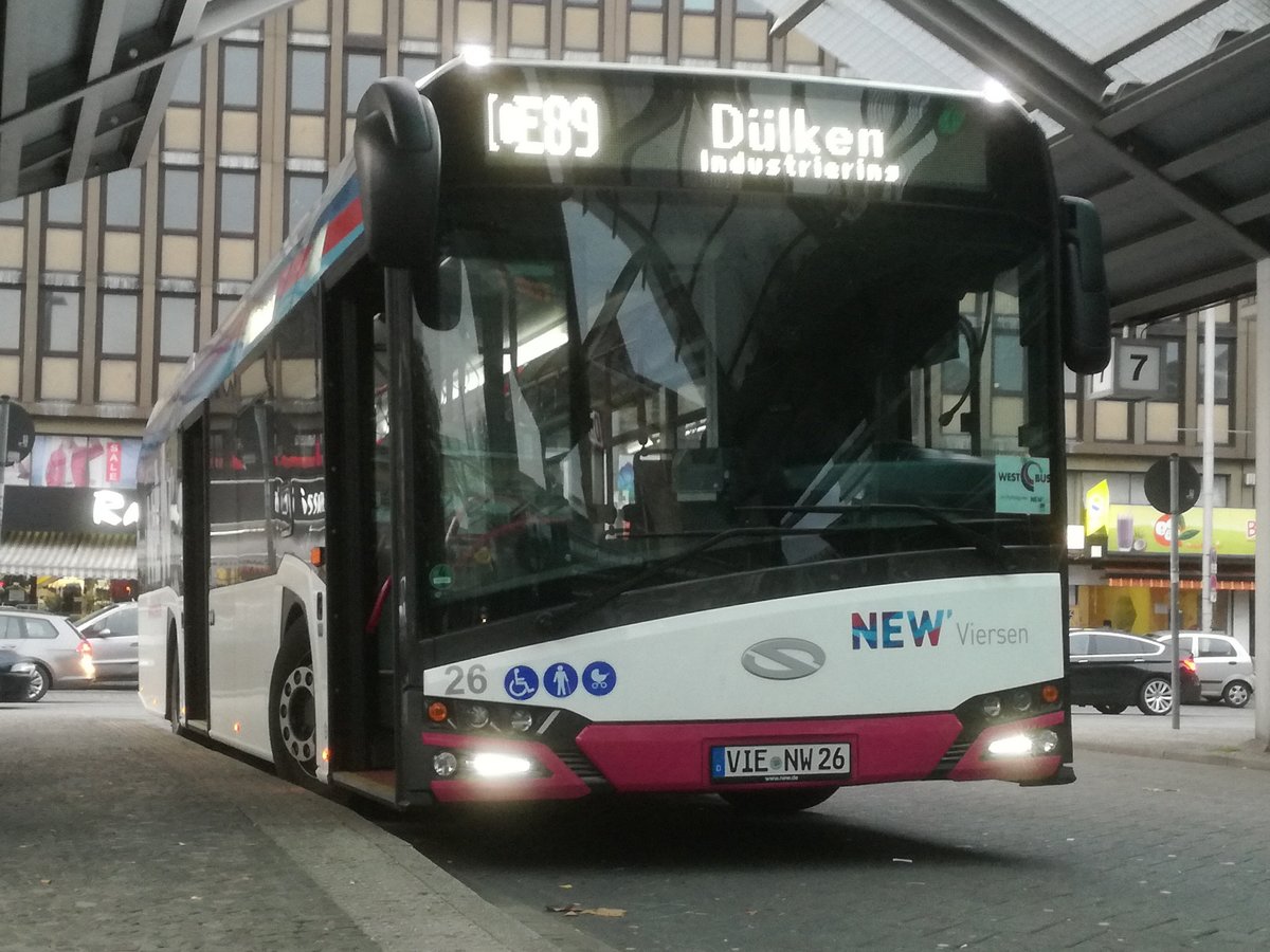 Ein Solaris Urbino 12 der 4. Generation von NEW' Viersen mit der Wagennummer 26 am Mönchengladbacher Hauptbahnhof | November 2016