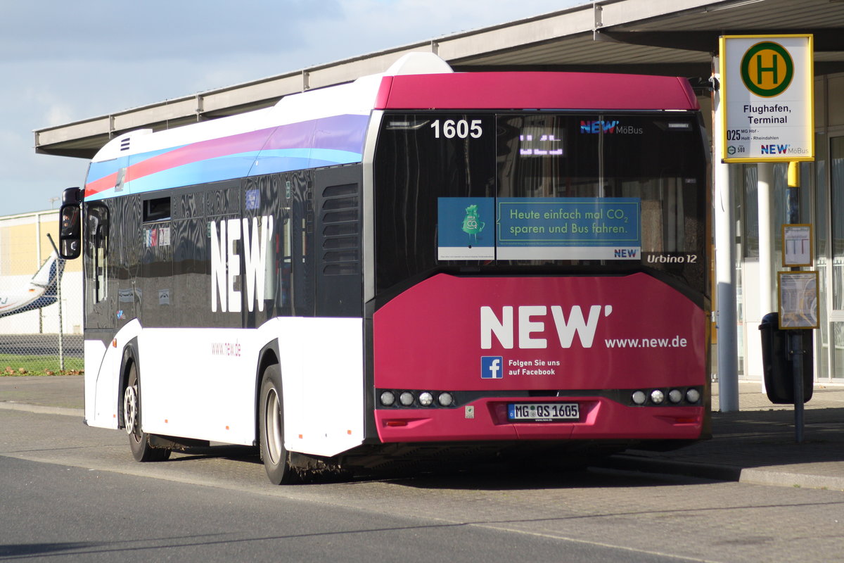 Ein Solaris Urbino 12 der 4. Generation von der NEW'MöBus mit der Wagennummer 1605 (CO2 sparen-Werbung) am Mönchengladbacher Flughafen. | Oktober 2017