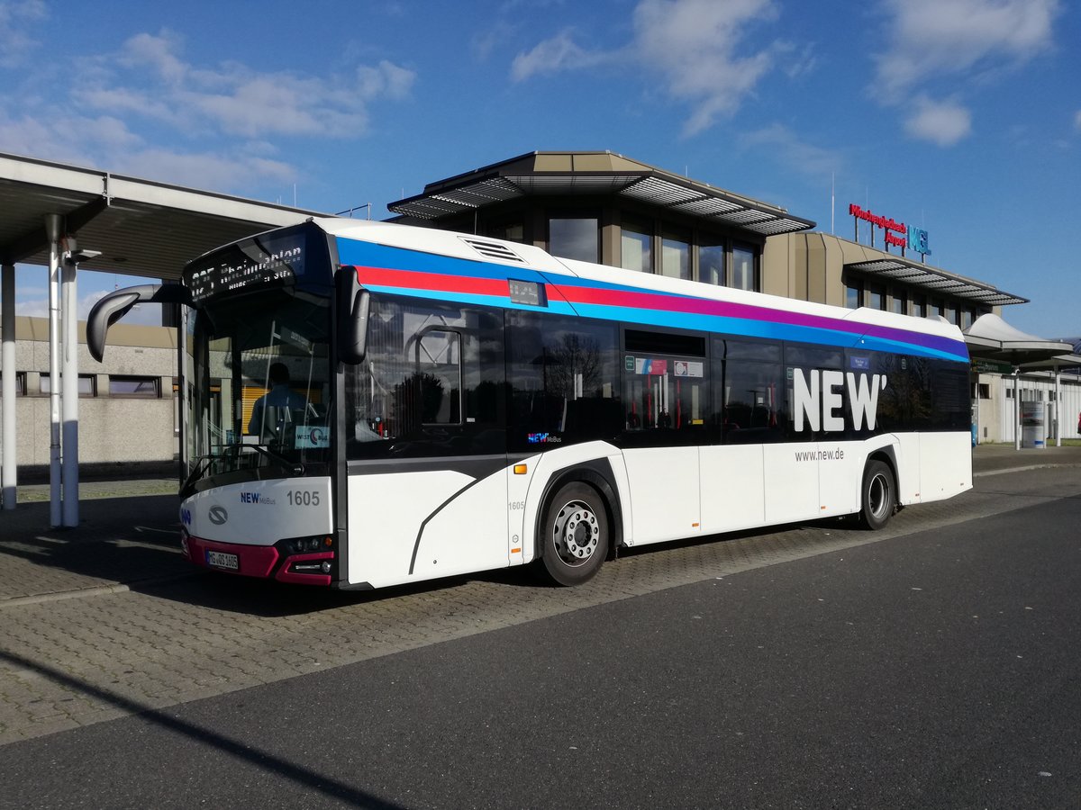 Ein Solaris Urbino 12 der 4. Generation von der NEW'MöBus mit der Wagennummer 1605 (CO2 sparen-Werbung) am Mönchengladbacher Flughafen. | Oktober 2017