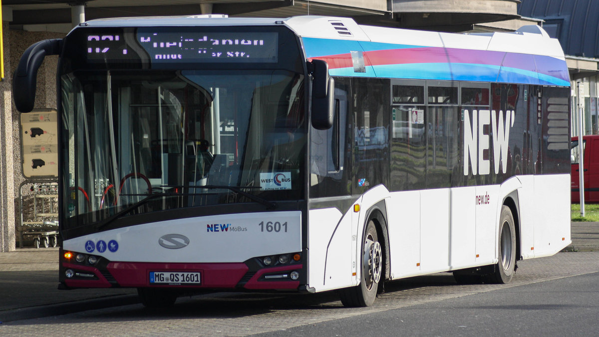 Ein Solaris Urbino 12 der 4. Generation von der NEW'MöBus mit der Wagennummer 1601 am Mönchengladbacher Flughafen. | Dezember 2017