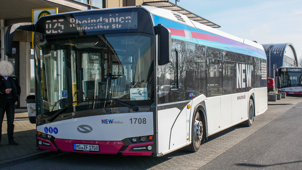 Ein Solaris Urbino 12 der 4. Generation von der NEW'MöBus mit der Wagennummer 1708 am Mönchengladbacher Flughafen. | Februar 2018