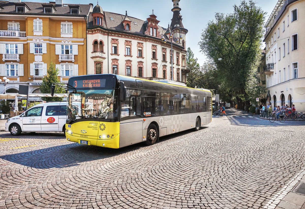 Ein SOLARIS Urbino 12 der SASA, fährt am 25.8.2017 bei der Haltestelle Waltherplatz vorüber.
Unterwegs war der Bus auf der Bozner Stadtbuslinie 3 (Stazione/Bahnhof - Casanova/Kaiserau).