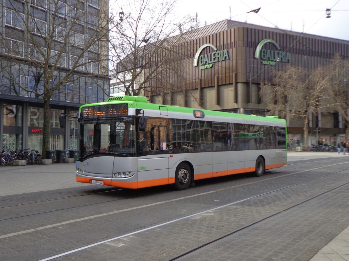 Ein Solaris Urbino 12 der Üstra als 128 Peiner Str. am Hauptbahnhof, 23.03.14