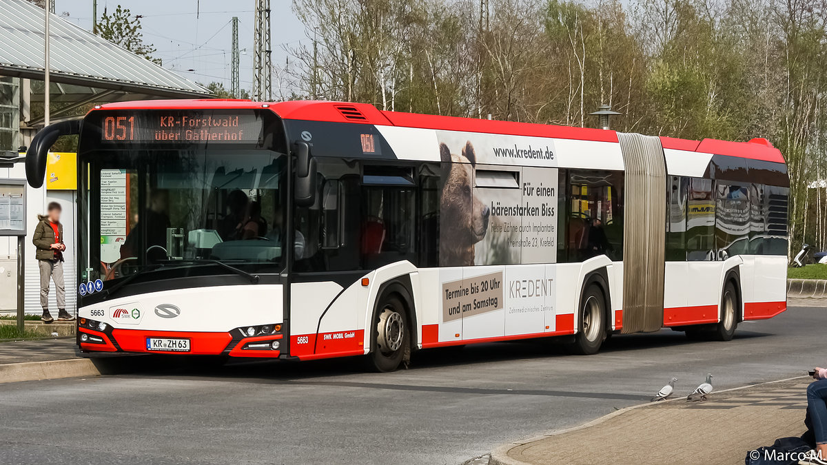 Ein Solaris Urbino 18 der 4. Generation von der SWK (Stadtwerke Krefeld) mit der Wagennummer 5663 (Kredent-Werbung) am Krefelder Hauptbahnhof (Süd) | April 2019