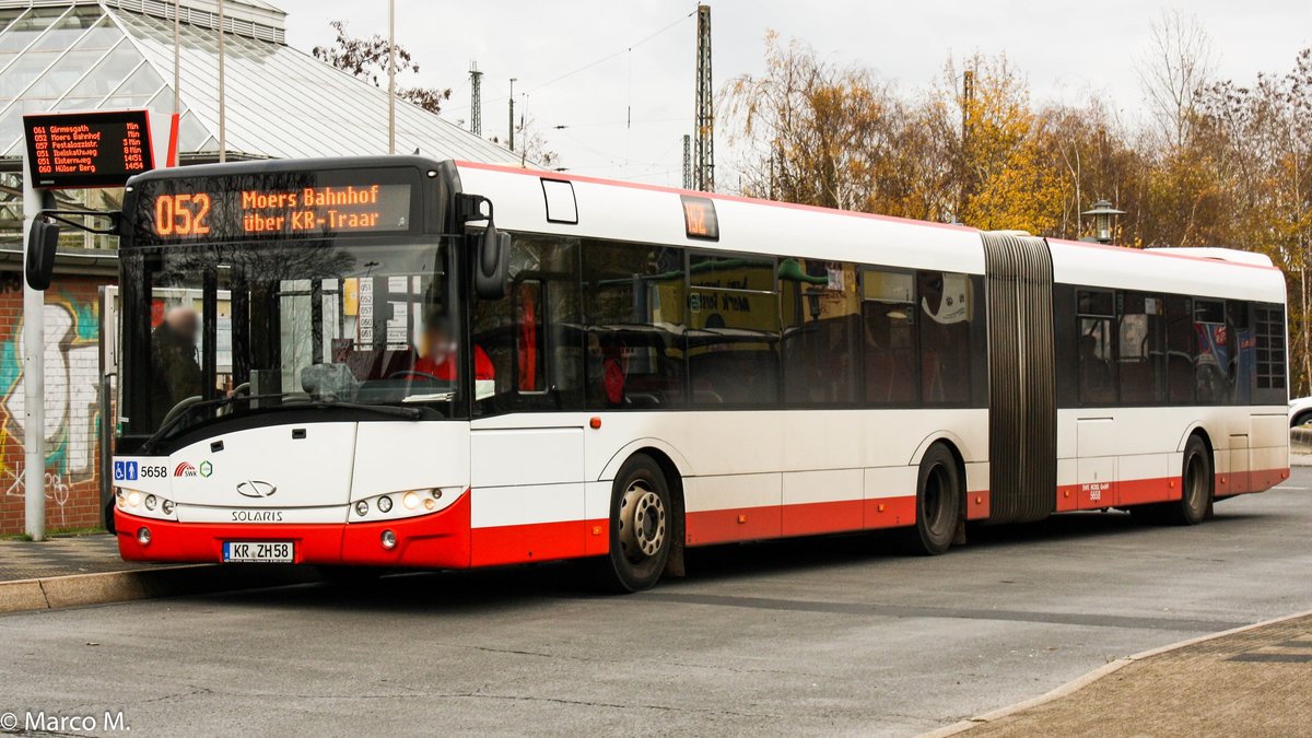 Ein Solaris Urbino 18 von der SWK (Stadtwerke Krefeld) mit der Wagennummer 5658 am Krefelder Hauptbahnhof (Süd). | Dezember2 018