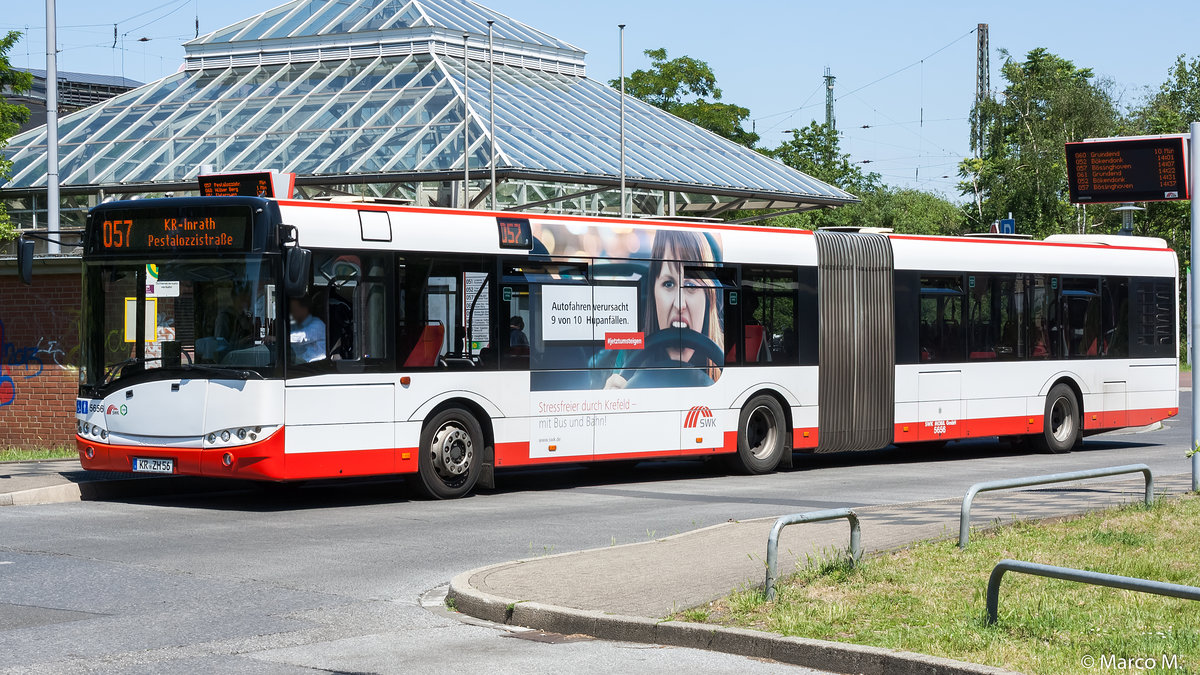 Ein Solaris Urbino 18 von der SWK (Stadtwerke Krefeld) mit der Wagennummer 5656 an der Haltestelle Krefeld Hauptbahnhof Süd. | Juni 2019