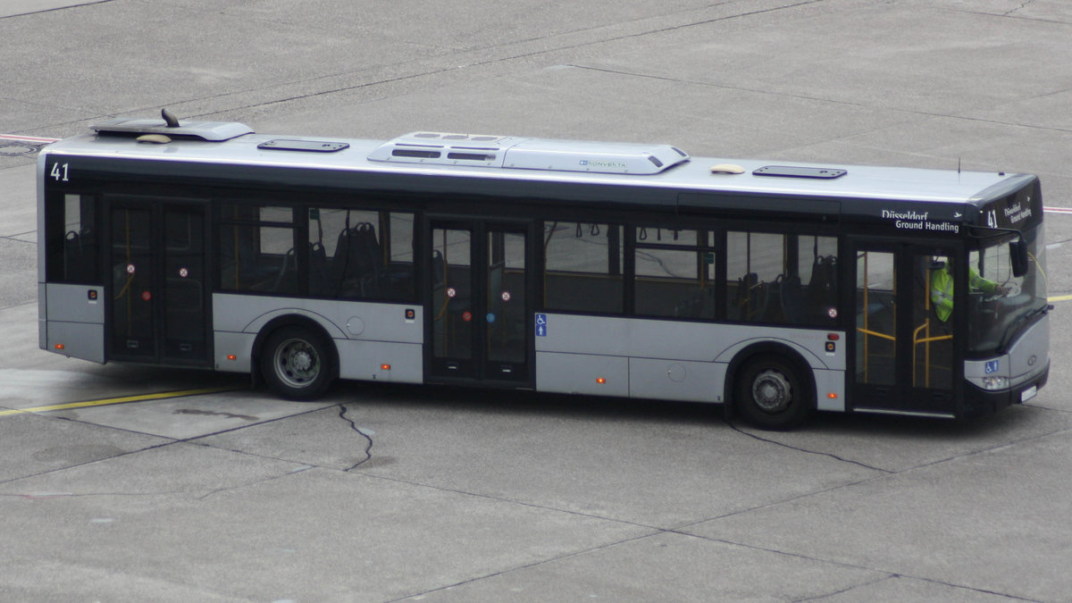 Ein Solaris Urbino am Düsseldorfer Flughafen mit der Wagennummer 41 auf dem Vorfeld. | 01.11.2017